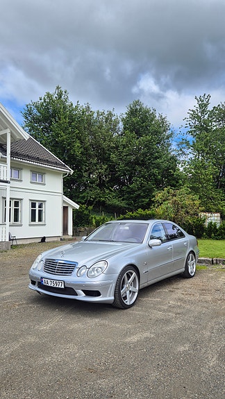 Mercedes-Benz E500 4 of 30