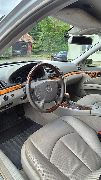 Mercedes-Benz E500 20 of 30