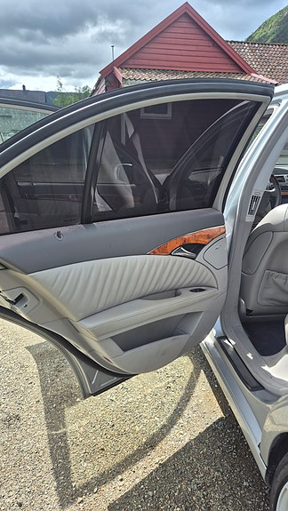 Mercedes-Benz E500 26 of 30
