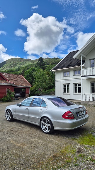 Mercedes-Benz E500 5 of 30