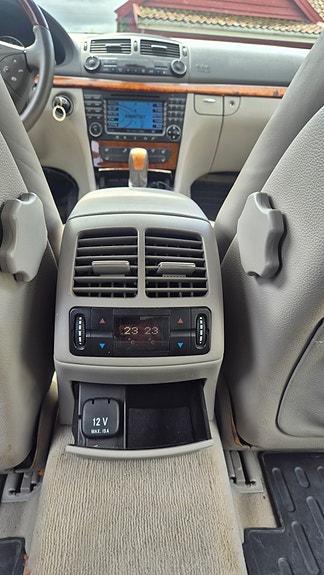 Mercedes-Benz E500 28 of 30