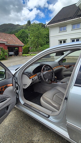 Mercedes-Benz E500 19 of 30