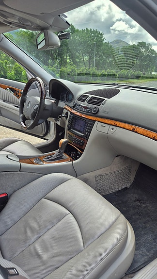 Mercedes-Benz E500 23 of 30
