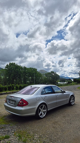 Mercedes-Benz E500 10 of 30