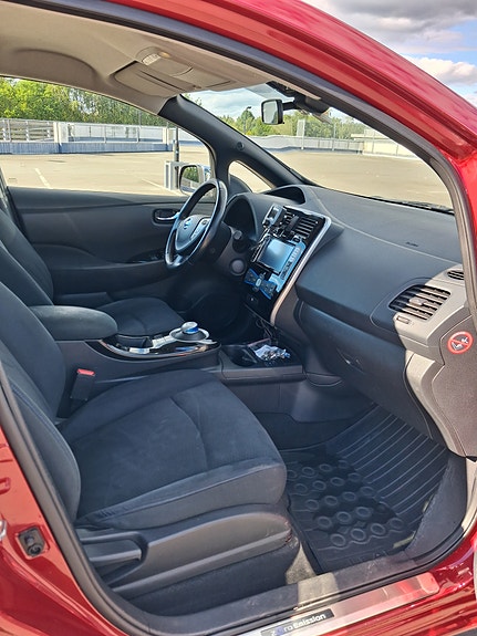 Nissan Leaf 12 of 17