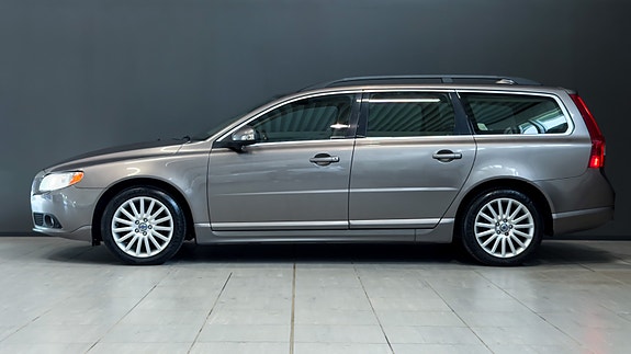Volvo V70 2 of 5
