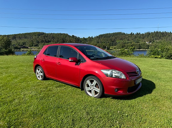 Toyota Auris 2 of 5