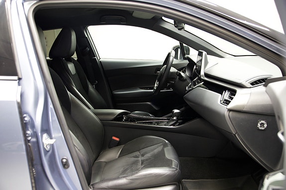 Toyota C-HR 2 of 5