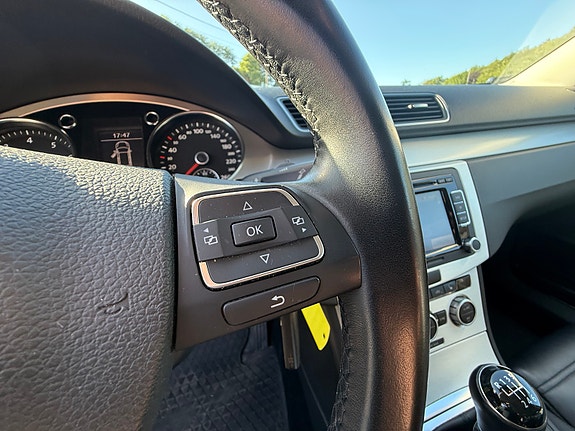 Volkswagen Passat 13 of 22