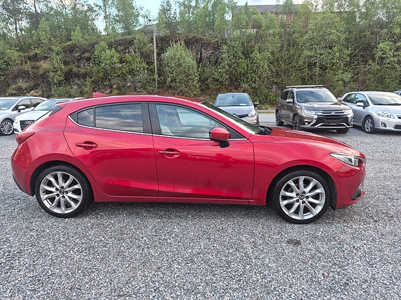 Mazda 3 4 of 5
