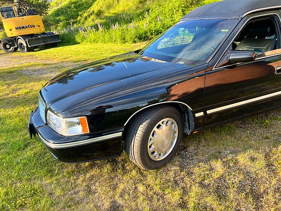 Cadillac Deville 4 of 5