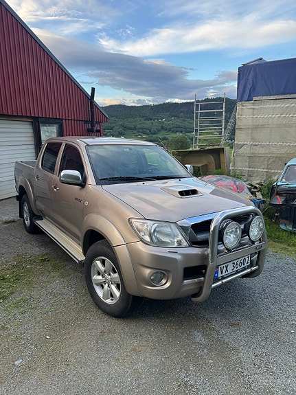 Toyota HiLux 3 of 19
