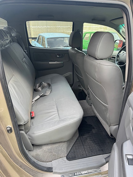 Toyota HiLux 4 of 19