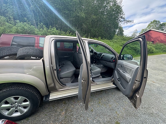 Toyota HiLux 2 of 19