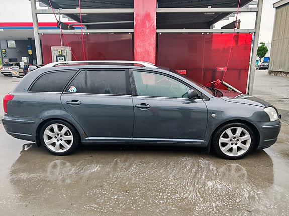 Toyota Avensis 4 of 5