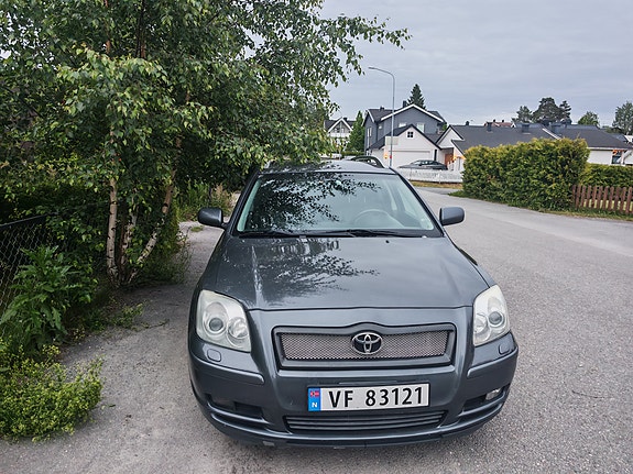 Toyota Avensis 2 of 5