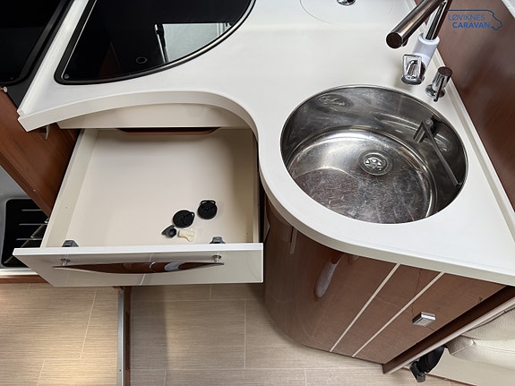 Mobilvetta K-Yacht 89 Tekno Lin - Hydrauliske støttebein - Senkeseng 25 of 30