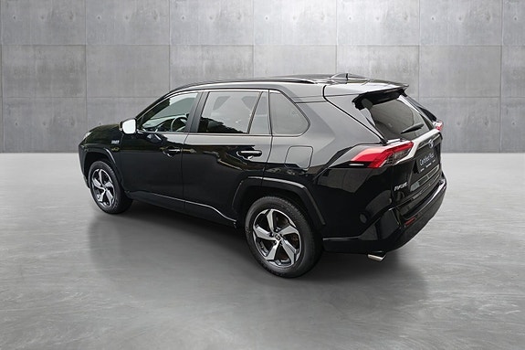 Toyota RAV4 Plug-in Hybrid 3 of 5