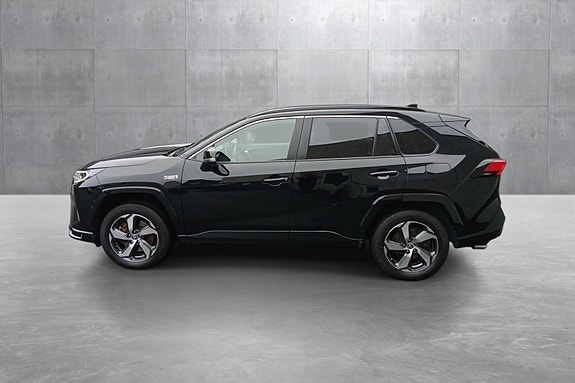 Toyota RAV4 Plug-in Hybrid 2 of 5
