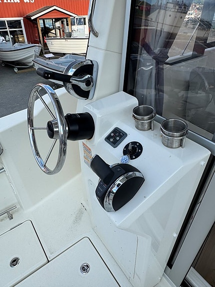 Quicksilver 705 Pilothouse - MVA-båt - Mercury V6 225 - Trollingmotor - Henger 16 of 30