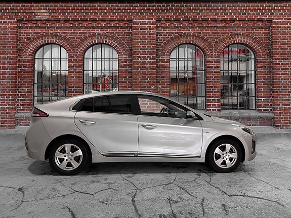 Hyundai IONIQ 2 of 5