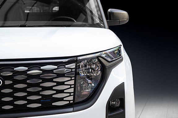 Ford E-Transit Courier 4 of 5