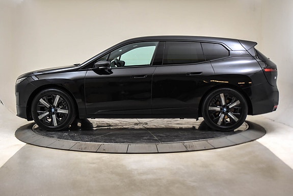 BMW iX 2 of 5