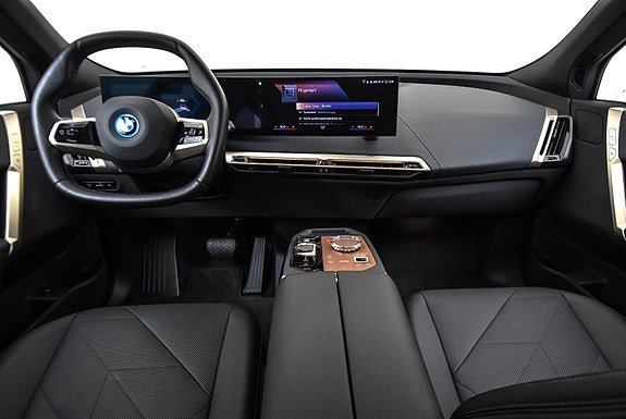 BMW iX 4 of 5