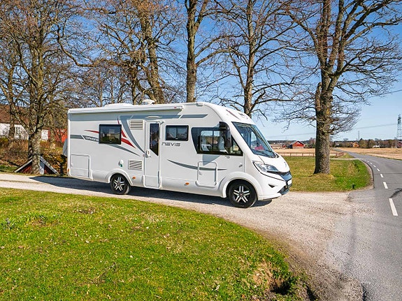 Mclouis Nevis 75 | UTSTYRSBOMBE | HYDR. STØTTEBEN | LITIUMBATTERI | SOLCELLE | AC I BODEL | LAV KM 2 of 30