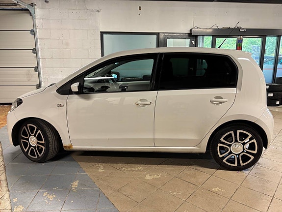 Volkswagen UP! 2 of 5