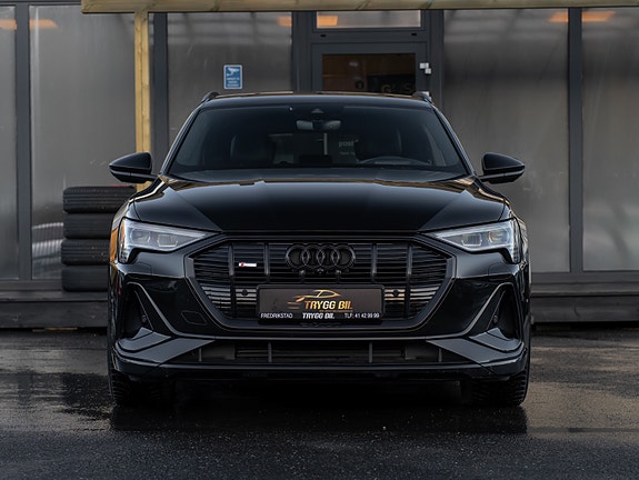 Audi e-tron Sportback 2 of 5