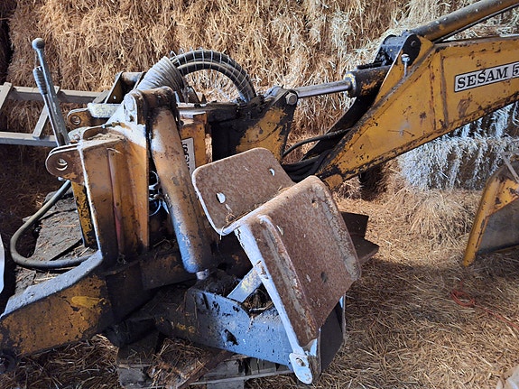 Massey Ferguson 3165R 2 of 3