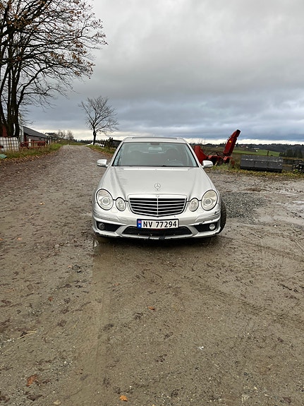 Mercedes-Benz E220 2 of 5