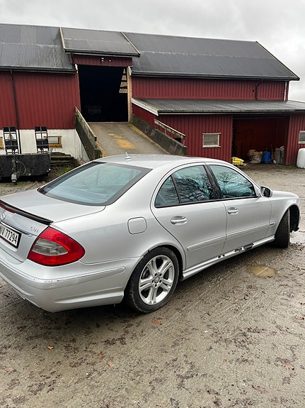 Mercedes-Benz E220 4 of 5