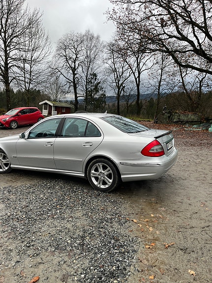 Mercedes-Benz E220 3 of 5