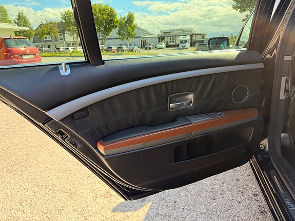 BMW 7-Serie 14 of 16
