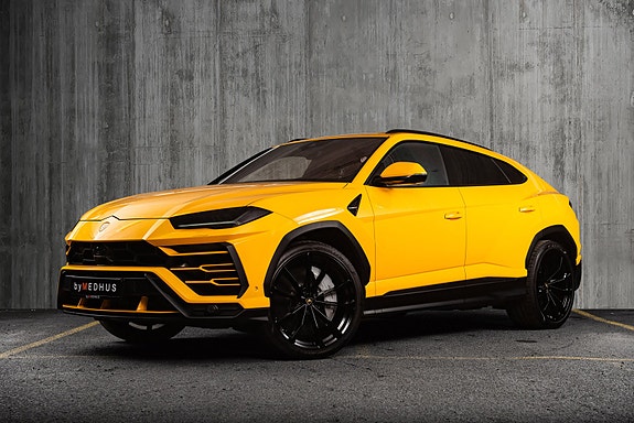 Lamborghini Urus 2 of 5