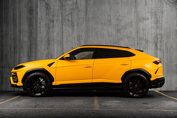 Lamborghini Urus 3 of 5
