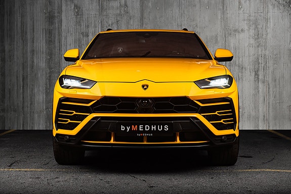 Lamborghini Urus 4 of 5