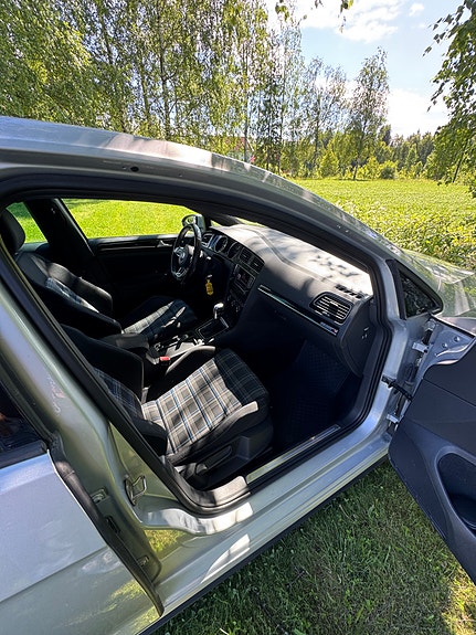 Volkswagen Golf VII 21 of 22