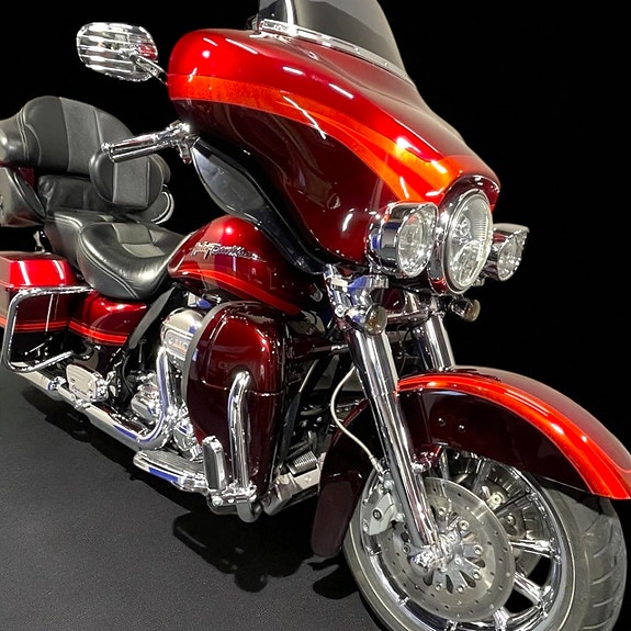 Harley-Davidson CVO Ultra Classic - FLHTCUSE4 3 of 5