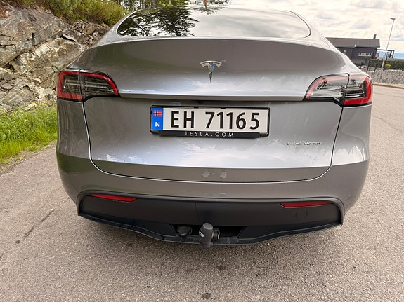 Tesla Model Y 4 of 5