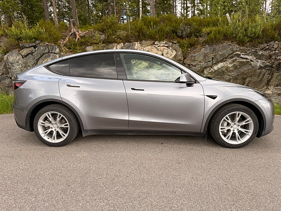 Tesla Model Y 2 of 5