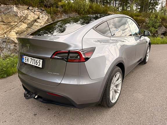 Tesla Model Y 3 of 5