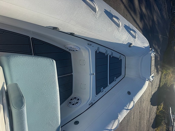 BRIG Eagle 6.7 - "HANKØ MIAMI Edition", HVIT MERCURY, 2 x SIMRAD, JL Marine Ster 4 of 5