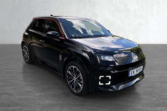 LED‑frontlys med karakteristisk lyssignatur gir bilen et unikt uttrykk.