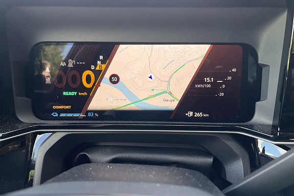 Digitalt førerdisplay med tydelig og moderne grafikk.