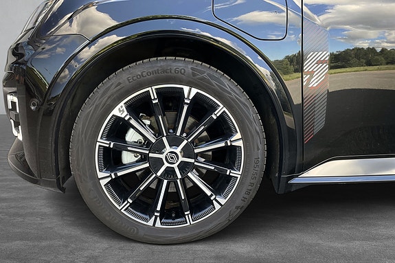 Moderne felgdesign som fremhever bilens sporty utseende. Disse er skikkelig fine og kler bilen veldig godt.
