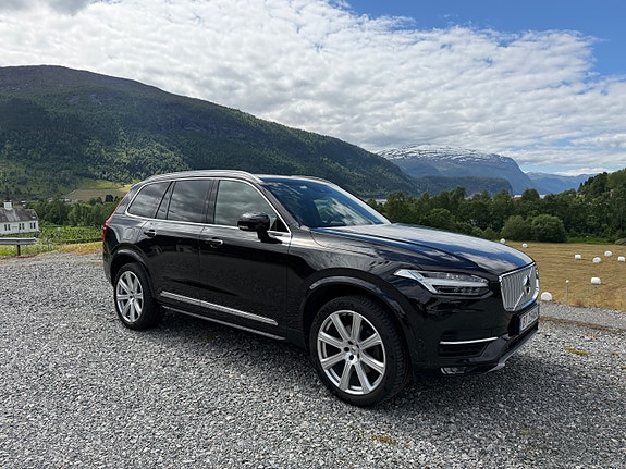 Volvo XC90 2 of 5