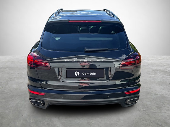 Porsche Cayenne 4 of 5